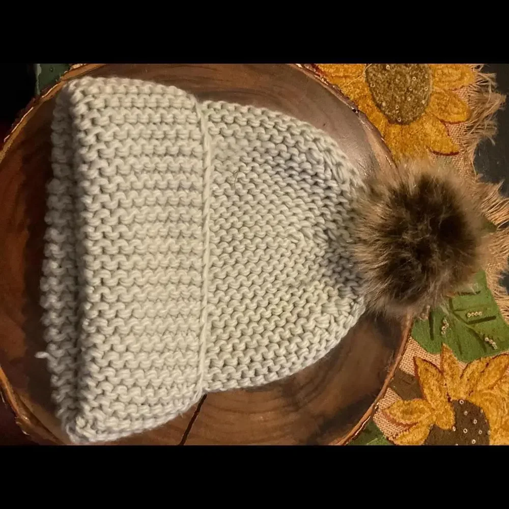 Cozy Knit Beanie with Faux Fur Pom Pom - Light Gray